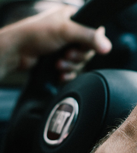Lee más sobre el artículo Requisitos para calificar como laboral un accidente en el coche
