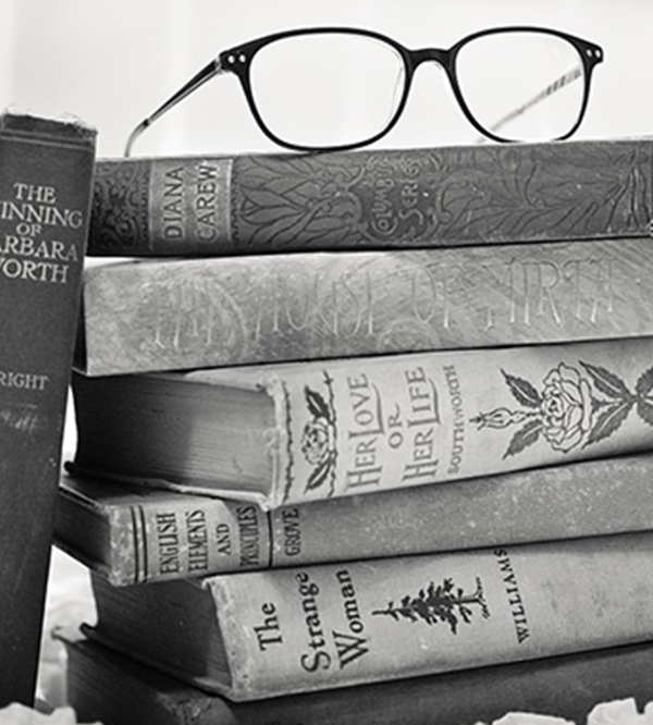 Montón de libros con gafas