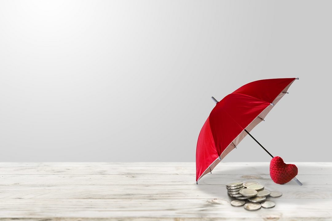 Paraguas rojo con monedas